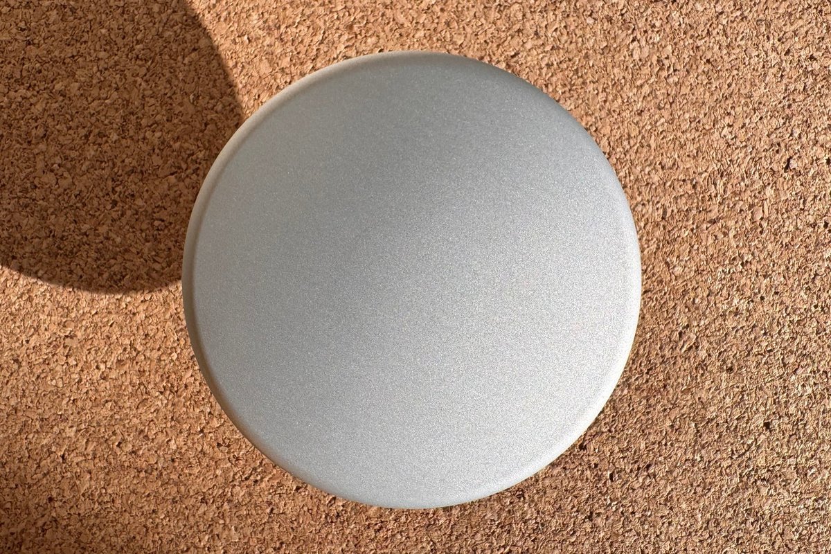 The satin-anodized face of Sunny